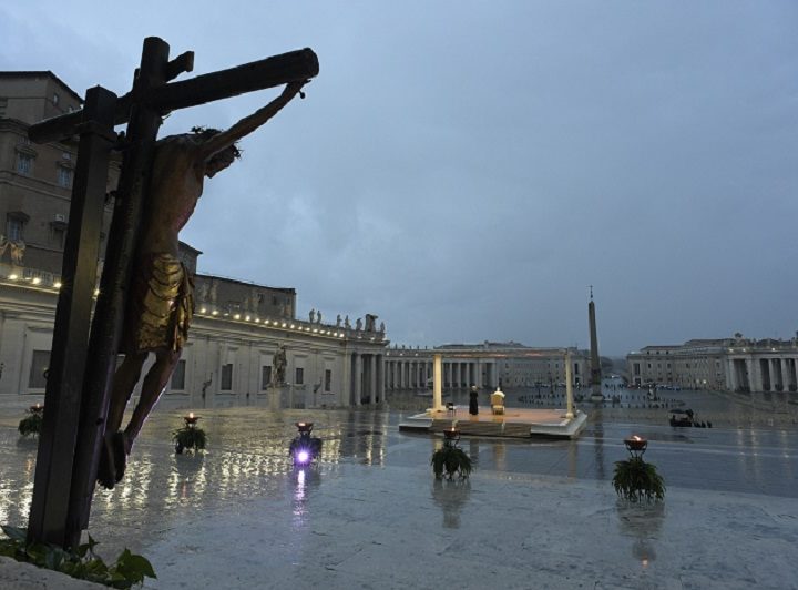 Coronavirus: il Papa prega in silenzio una San Pietro deserta