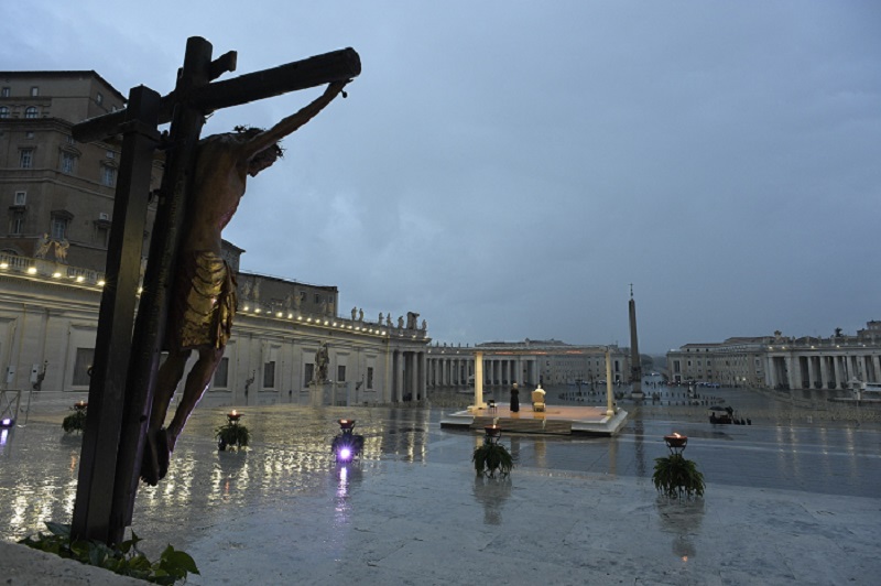 Coronavirus: il Papa prega in silenzio una San Pietro deserta