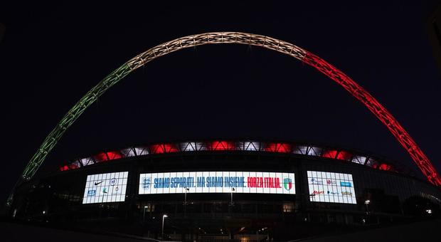 Solidarietà del calcio inglese all’Italia: Wembley illuminato col Tricolore