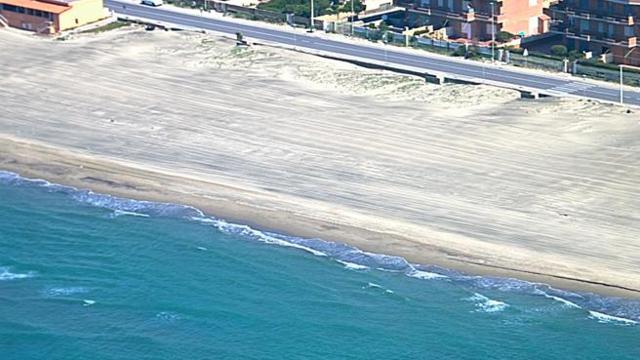 L’allarme dei balneatori: cancellata una prenotazione su tre in spiaggia