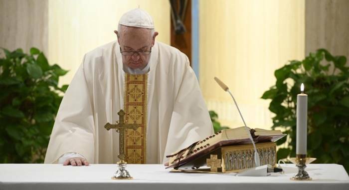 Il Papa benedice la scelta del governo su Messe: «E’ momento prudenza»