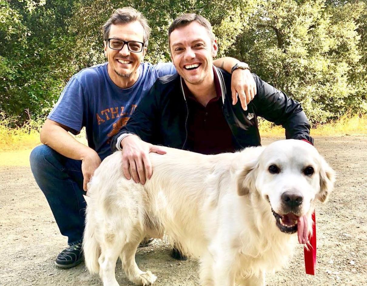 Tiziano Ferro e il marito adottano due cani dal canile e lanciano un appello per gli animali