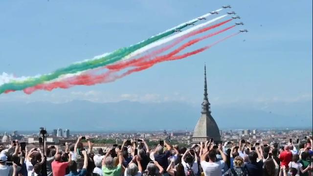 Le Frecce Tricolori omaggiano l’Italia, polemiche per gli assembramenti a Torino