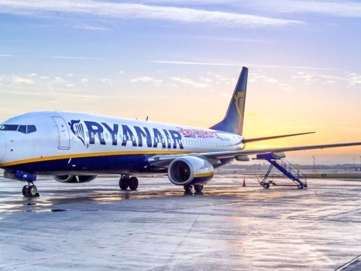 Ryanair pronta a decollare: 40% dei voli da luglio con obbligo delle mascherine a bordo