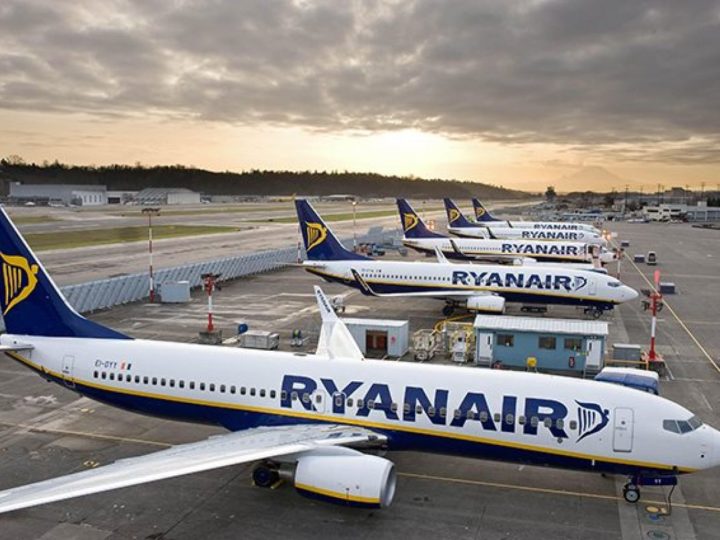 Ryanair annuncia tremila esuberi e il taglio degli stipendi fino al 20%