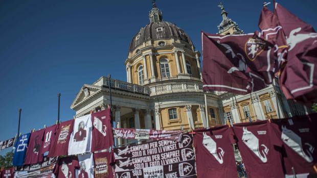 Torino ricorda Superga con la Mole granata e una messa per pochi al Filadelfia