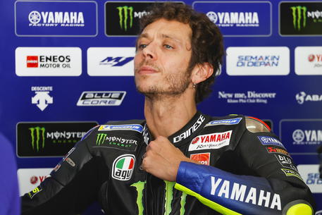 La Yamaha pressa Valentino Rossi, Viñales lo ringrazia per l’esempio