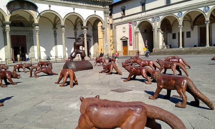 Cento lupi in metallo dell’artista Liu Ruowang invadono Firenze