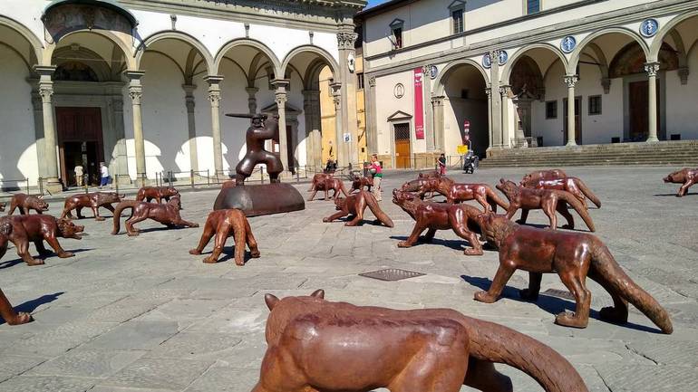 Cento lupi in metallo dell’artista Liu Ruowang invadono Firenze