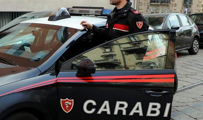 Badante notturna rapina gli anziani che assiste, arrestata con il fratello complice