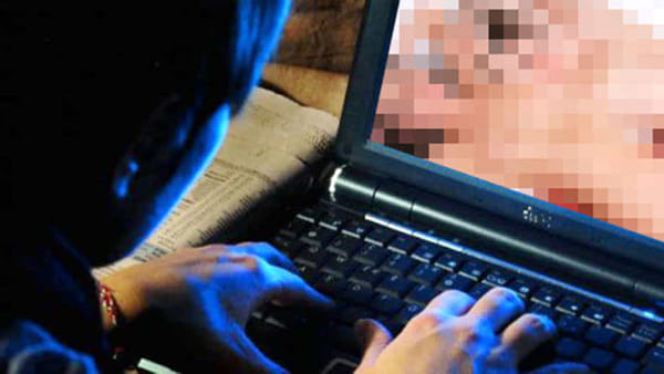 Foto e video hard in chat: denunciati 20 minorenni per pedopornografia