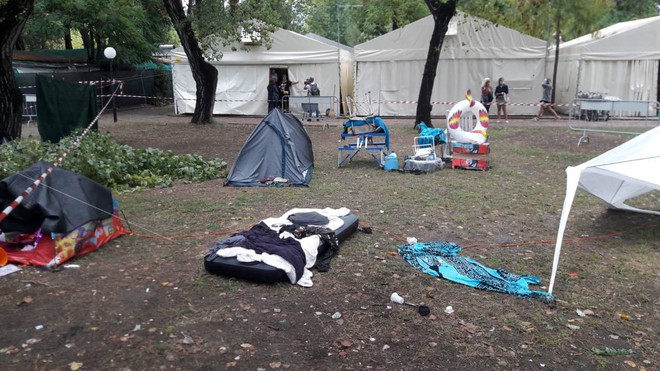 Il dramma delle sorelline morte in tenda sotto un albero caduto per il maltempo