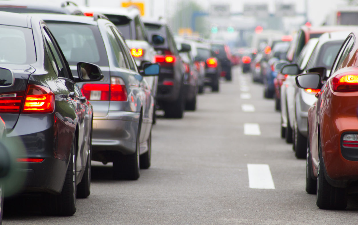 Giornate nere per il traffico. Ogni anno passiamo 38 ore fermi in coda