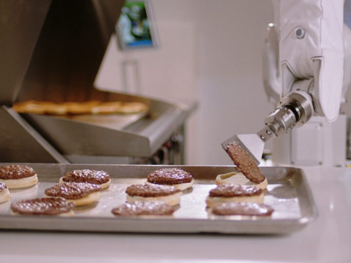 Flippy, il robot che frigge le patatine e cucina gli hamburger