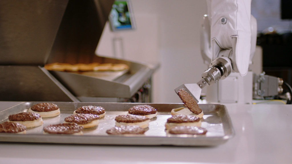 Flippy, il robot che frigge le patatine e cucina gli hamburger