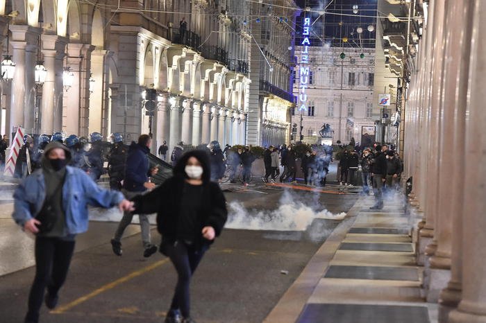 Proteste sul Dpcm, guerriglia a Torino e Milano