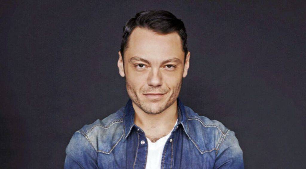 Tiziano Ferro si confessa: Dall’alcol al pianto per il Papa