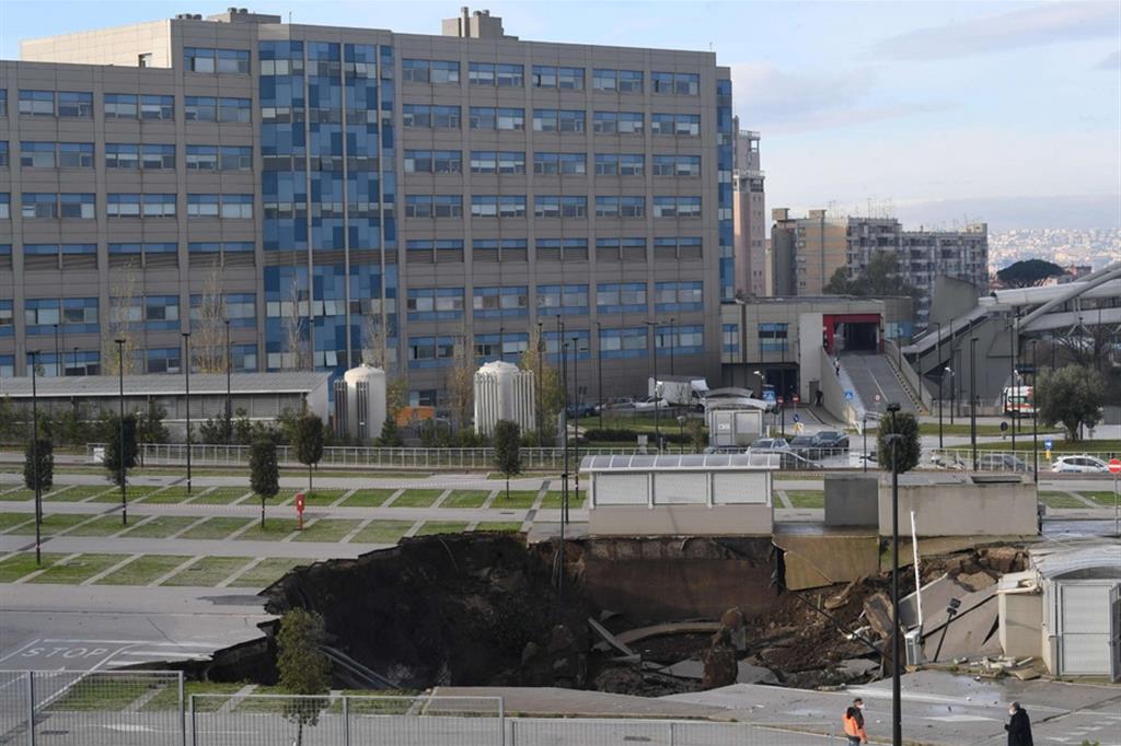 Napoli: voragine all’ospedale del Mare, Covid hotel evacuato