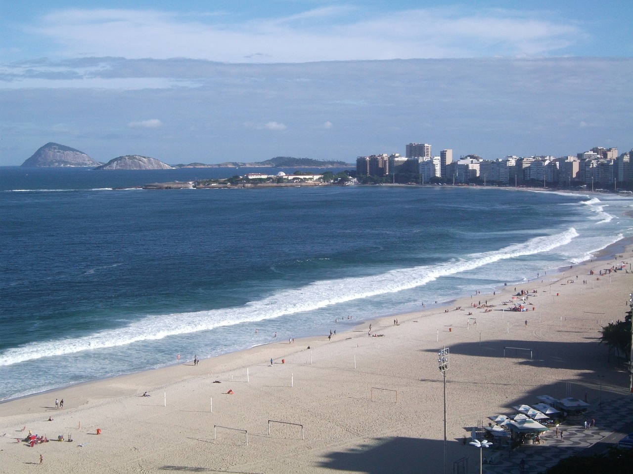 Rio de Janeiro apre le spiagge nei giorni feriali