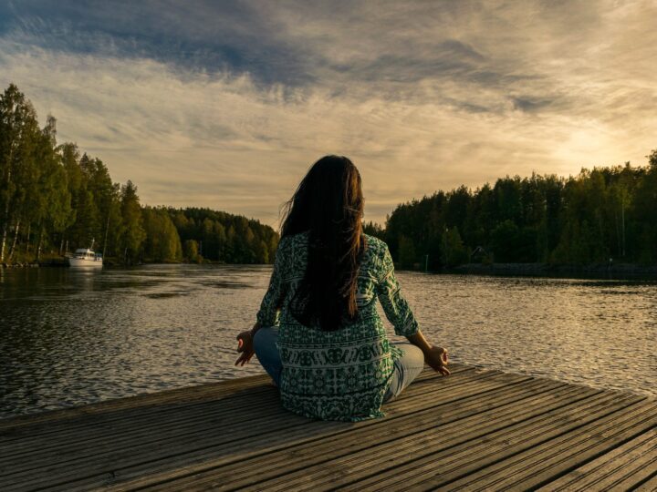 Posizioni Yoga: gli Asana da eseguire a casa per ritrovare il benessere psicofisico