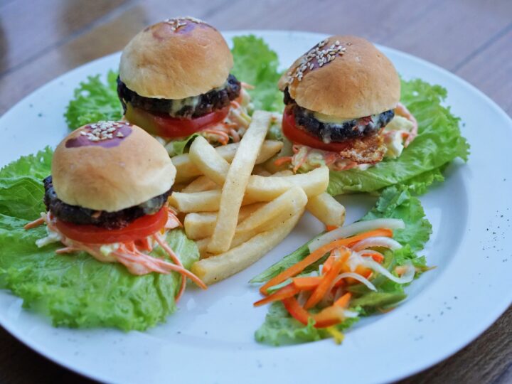 Mini hamburgers aromatici con formaggio