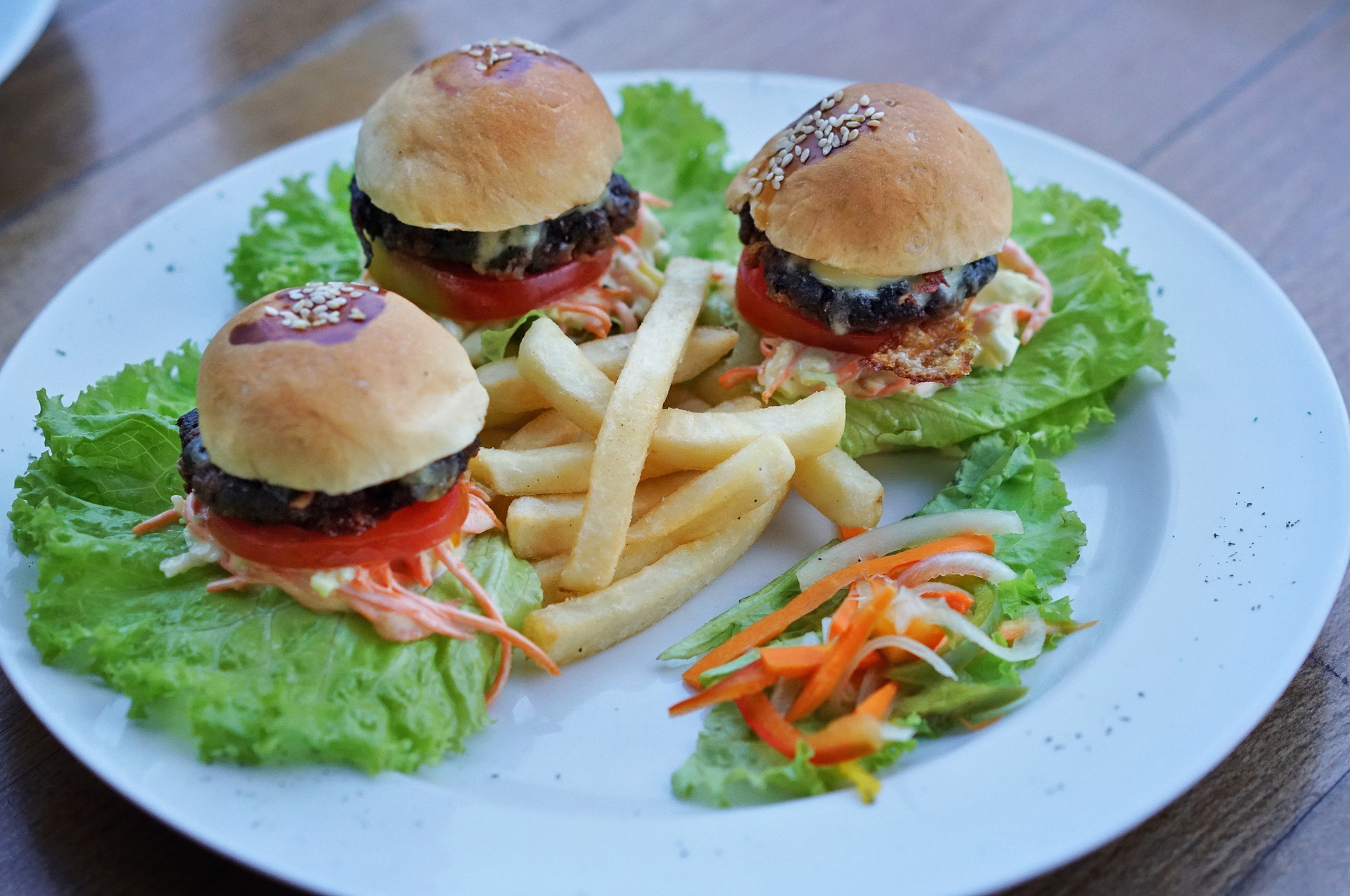 Mini hamburgers aromatici con formaggio