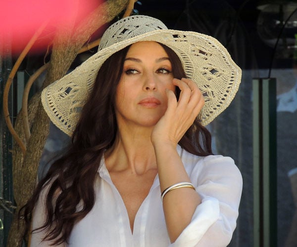 Monica Bellucci si presenta con una parrucca bionda