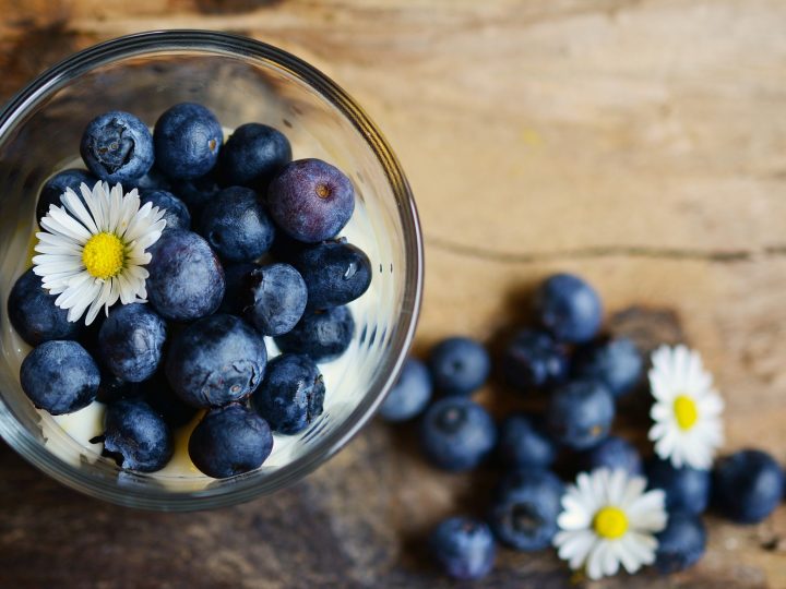 Coppette di yogurt e frutti di bosco