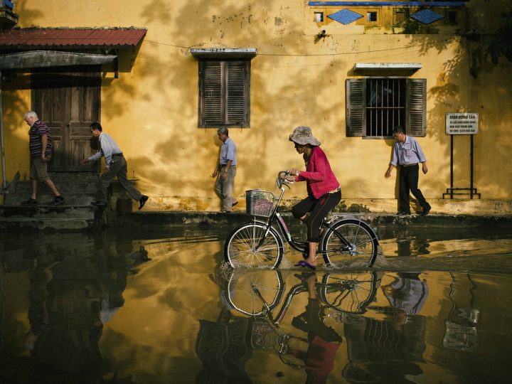 Alluvione in Cina, a Zhengzhou la città è inondata