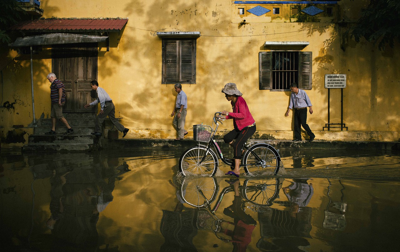 Alluvione in Cina, a Zhengzhou la città è inondata