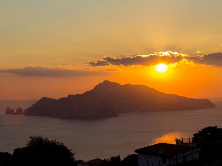 Incidente a Capri, mini bus precipita sulla spiaggia. Un morto