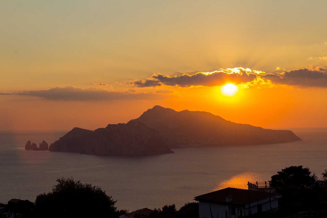 Incidente a Capri, mini bus precipita sulla spiaggia. Un morto