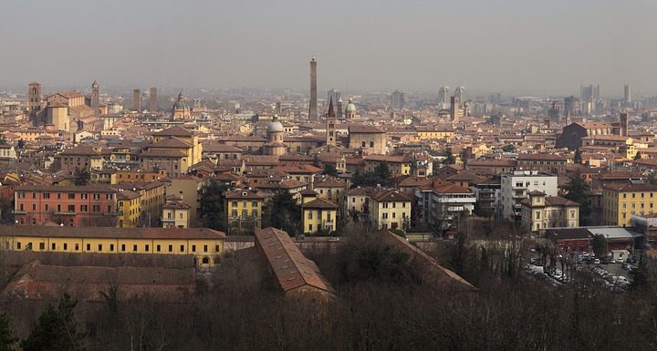 Logista chiude a Bologna, lavoratori licenziati via WhatsApp