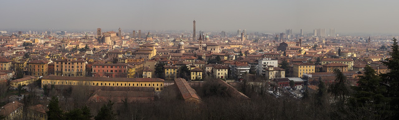 Logista chiude a Bologna, lavoratori licenziati via WhatsApp