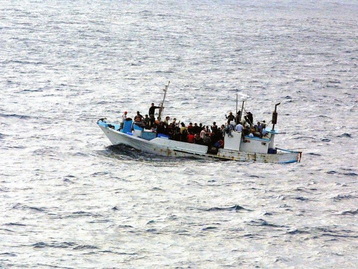 Migranti, salvati più di 800 naufraghi dalle navi ong