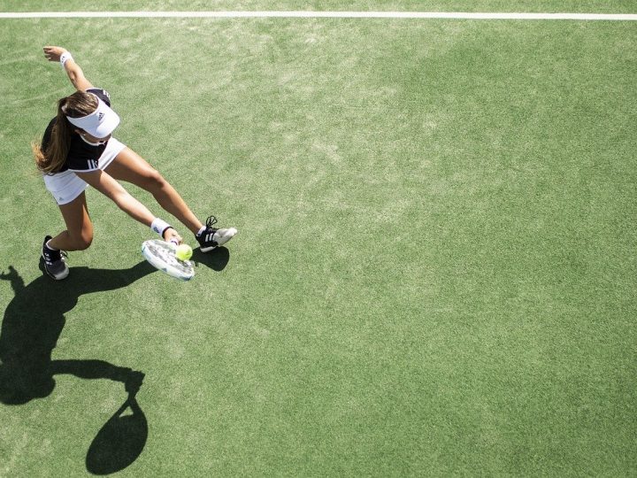 Dritto e rovescio nel tennis: cosa significa e qual è la tecnica corretta