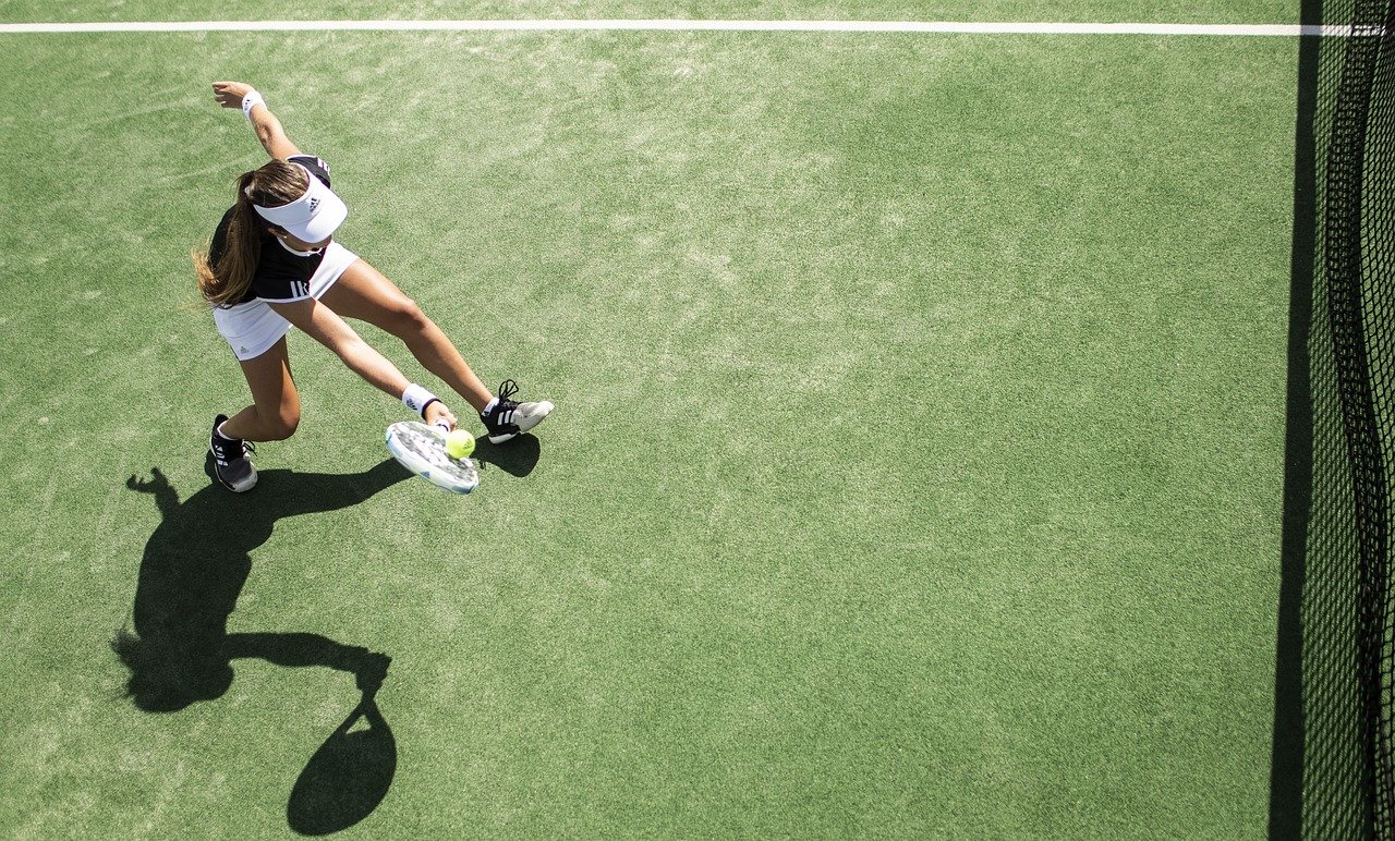 Dritto e rovescio nel tennis: cosa significa e qual è la tecnica corretta