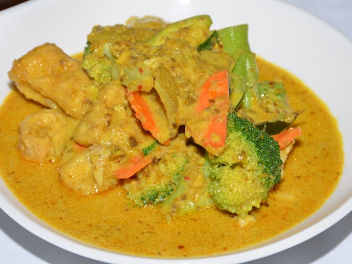 Pollo al curry e latte di cocco