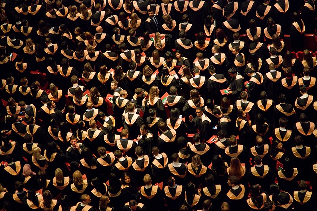 Come vestirsi alla laurea: consigli di stile