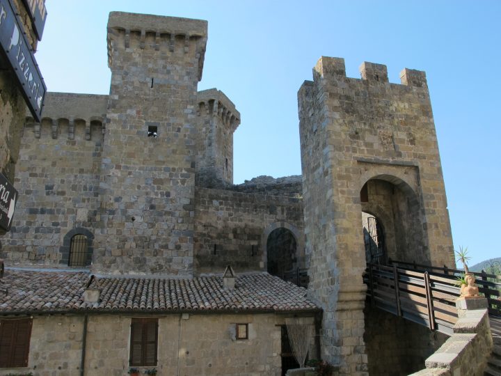 Il castello di Bolsena, tra apparizioni e misteri