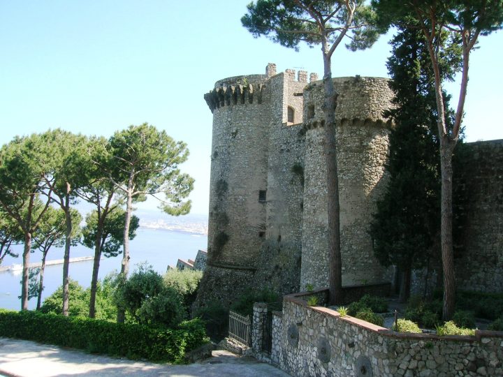 Castello di Castellammare di Stabia e il mistero della dama