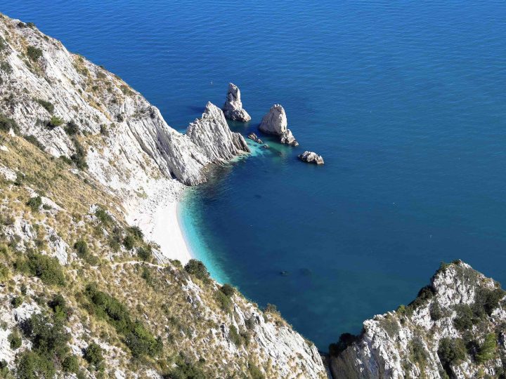 Spiaggia delle Due Sorelle, uno spettacolo naturale senza confini