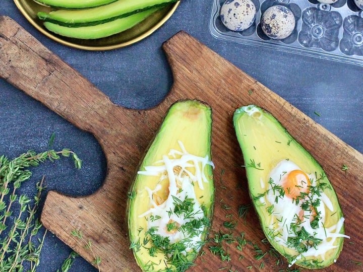 Avocado, uova e salmone