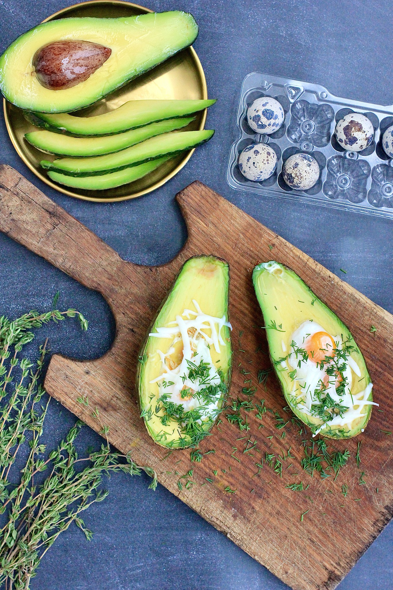 Avocado, uova e salmone