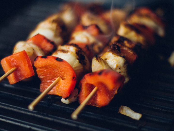 Spiedini di scamorza affumicata, pancetta e peperone rosso