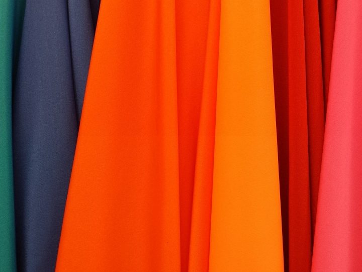 Come abbinare perfettamente i colori degli outfit, la guida per il 2022