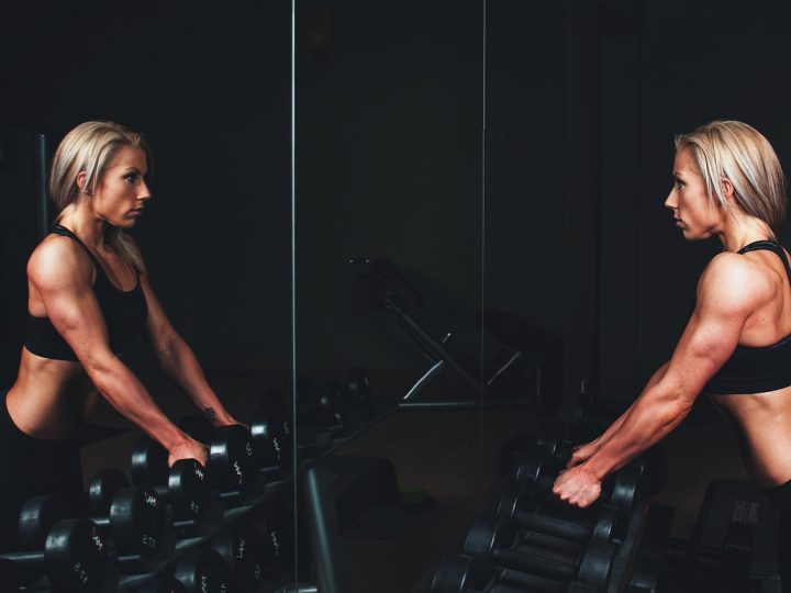 Alzate laterali: questa tecnica cambierà il tuo corpo in poco tempo