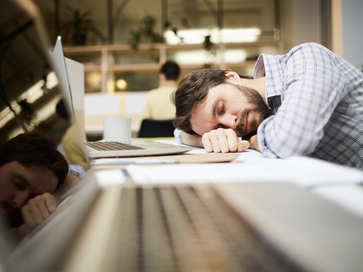 Cosa fare in caso di stress da lavoro correlato? Cure e rimedi