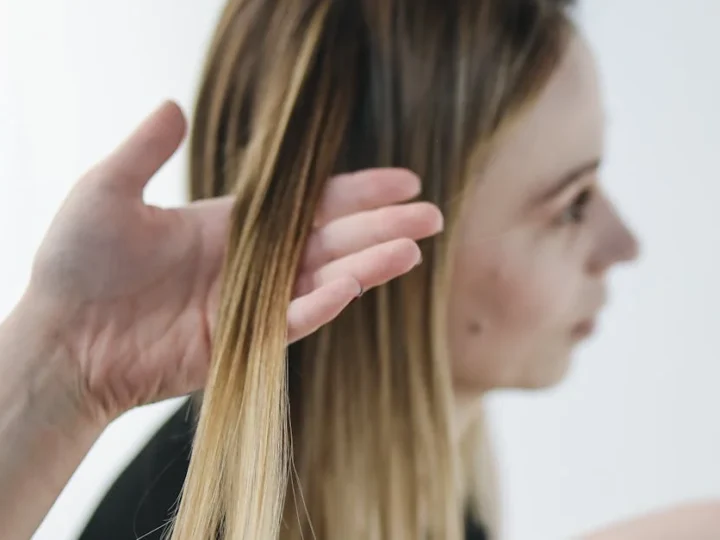 Proteggere i capelli dal sole, ecco come