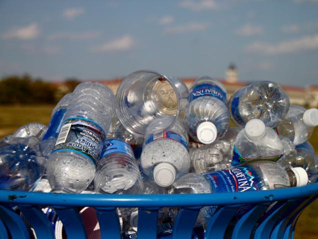 Bottiglie di plastica, l’Italia è il paese che ne consuma di più